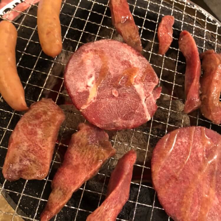 肉を焼く